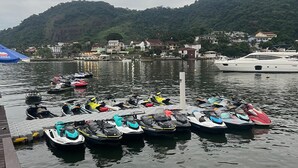 A marina with several jet skis docked at the pier. - Pousada Jet Club Marine Angra (Angra dos Reis)