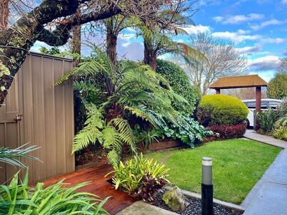 Home with spa, sauna, garden in prime location