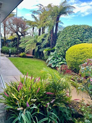 Property grounds - Home with spa, sauna, garden in prime location (Rotorua)