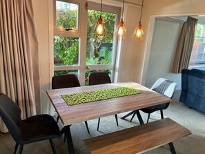 Dining - Home with spa, sauna, garden in prime location (Rotorua)
