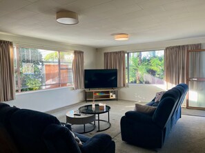 Smart TV, stereo - Home with spa, sauna, garden in prime location (Rotorua)