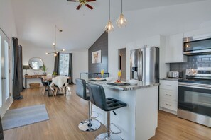 Fridge, microwave, oven, stovetop - Canada Day ! Waterfront Cabin Spa Kayak Tremblant (Lac-Supérieur)