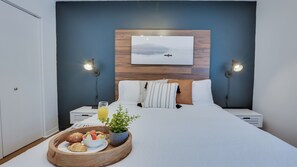 4 habitaciones, escritorio y tabla de planchar con plancha