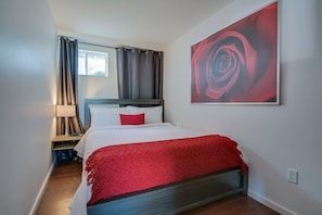 4 Schlafzimmer, Schreibtisch, Bügeleisen/Bügelbrett, Reisekinderbett