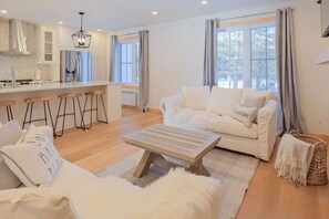 スマートテレビ、暖炉、テレビゲーム、DVD プレーヤー