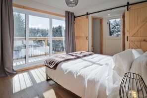 6 室のベッドルーム、デスク、アイロン / アイロン台、旅行用ベビーベッド