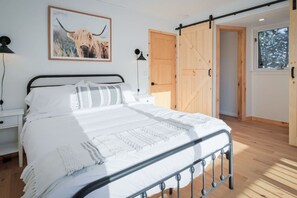 6 Schlafzimmer, Schreibtisch, Bügeleisen/Bügelbrett, Reisekinderbett