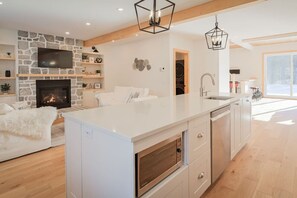 Interior - Tremblant Farmhouse w/Ski Hottub Fireplace Fondue Foosball Direct XC-Ski trails (La Conception)