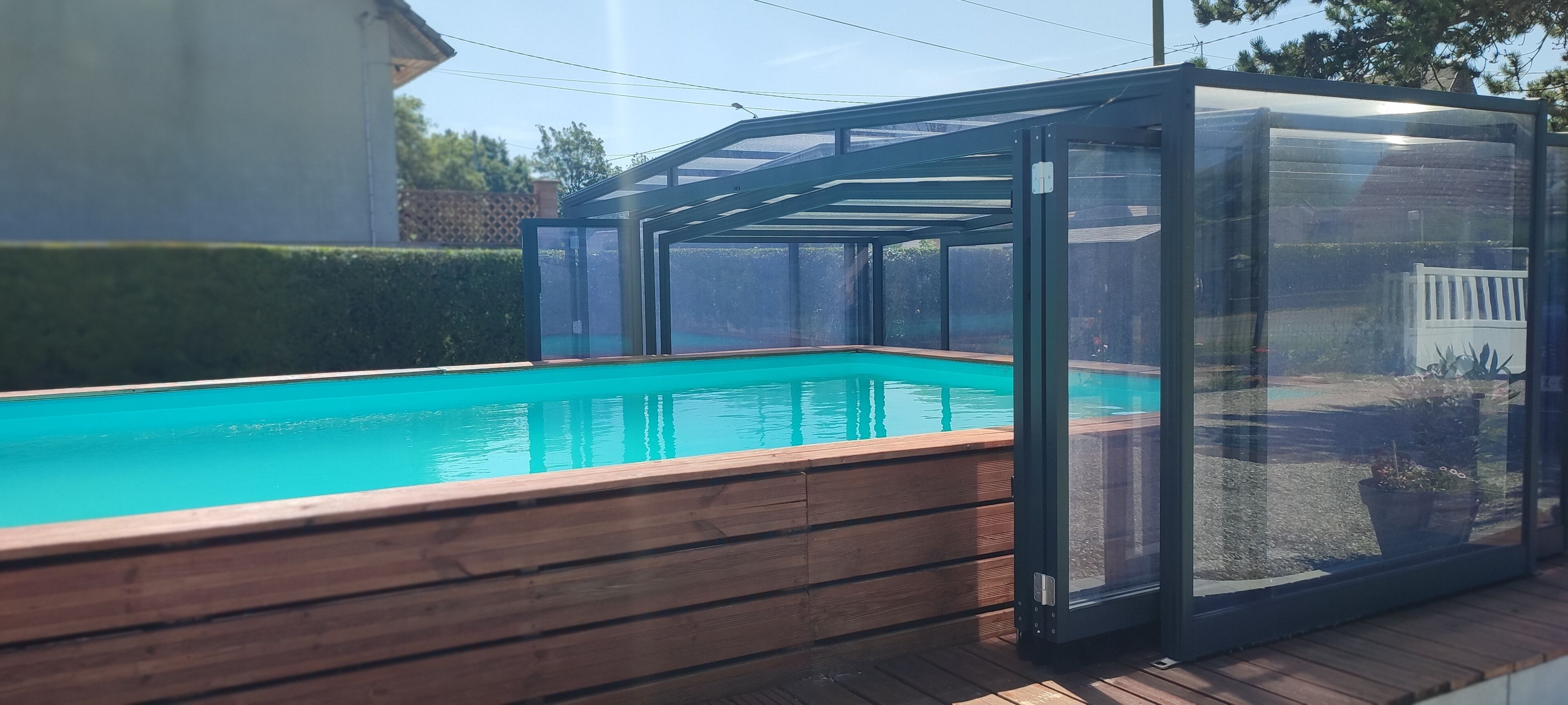 Una piscina techada, una piscina al aire libre