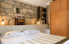1 habitación, tabla de planchar con plancha, wifi gratis y ropa de cama 