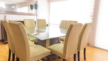 Executive Apartment, 3 Bedrooms | Dining room