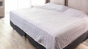A bedroom with a bed, a ceiling fan, an air conditioning unit, and a wooden floor. - New Cozy San Pedro Home Patio Work Area (San Pedro Garza García)