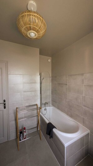 Hårføner, håndklær, såpe og sjampo