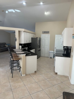 Kjøleskap, mikrobølgeovn, ovn og kokeplater