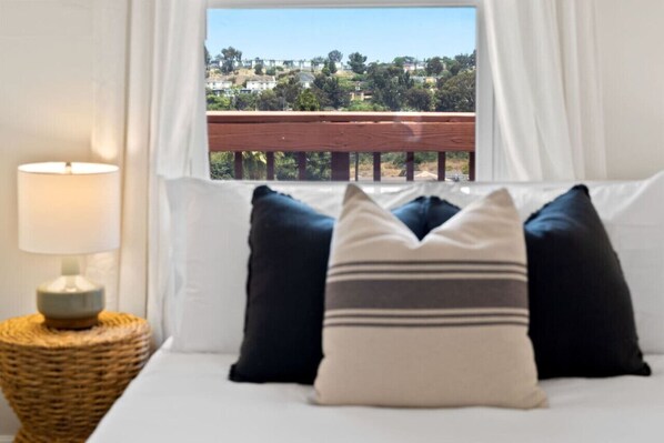 2 chambres, bureau, fer et planche à repasser, lit parapluie