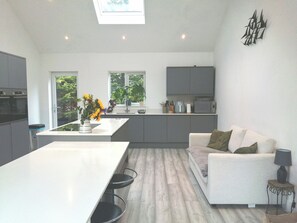 Rumah | Dapur pribadi | Lemari es, microwave, oven, dan kompor