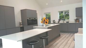 House | Private kitchen | Fridge, microwave, oven, stovetop