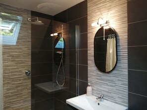 House | Bathroom | Shower, deep soaking tub, towels - The Highlands, 5 bed 5 Bath, Large Spacious House (Newmarket)