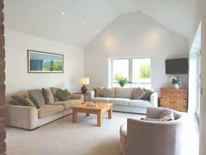 House | Living area | TV, fireplace - The Highlands, 5 bed 5 Bath, Large Spacious House (Newmarket)