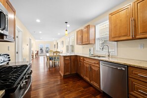 Fridge, microwave, oven, stovetop - Bay view-walk to beach/boards/restaurants, parking (Ventnor City)