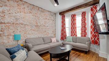 Een smart-tv, een open haard, videogames en boeken