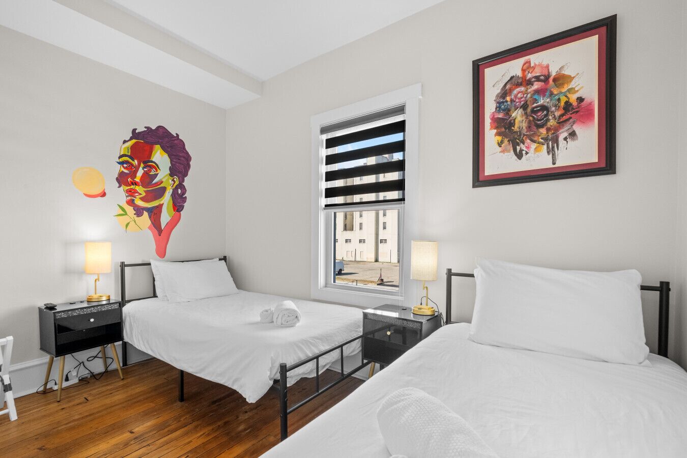 5 slaapkamers, een bureau, een strijkplank/strijkijzer, reisbedje