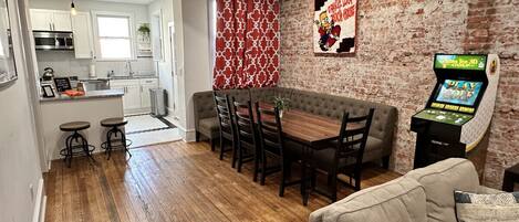 TV connectée, cheminée, jeux vidéo, livres