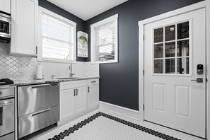 Fridge, microwave, oven, stovetop - Orange Loop-walk to beach & bars. Beach block (Atlantic City)