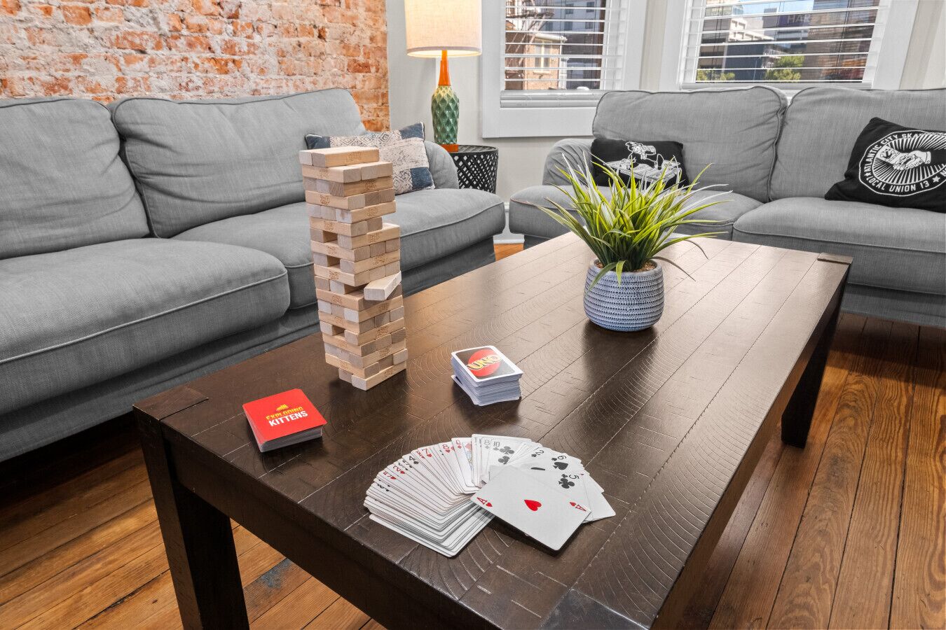 Een smart-tv, een open haard, videogames en boeken