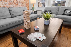 Smart TV, fireplace, video games, books - Orange Loop-walk to beach & bars. Beach block (Atlantic City)