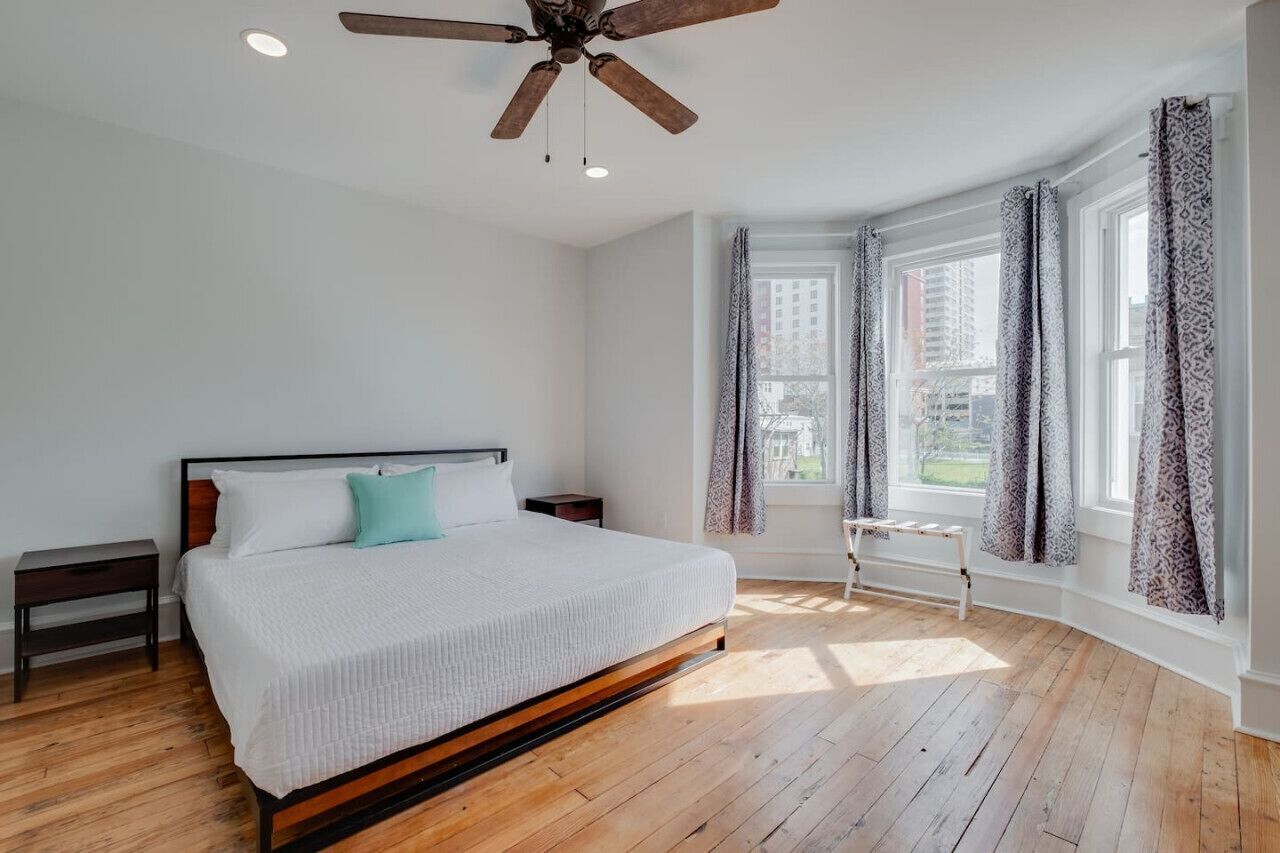 5 bedrooms, desk, iron/ironing board, travel crib