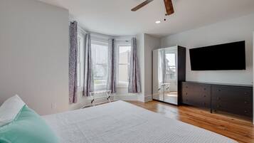 5 slaapkamers, een bureau, een strijkplank/strijkijzer, reisbedje