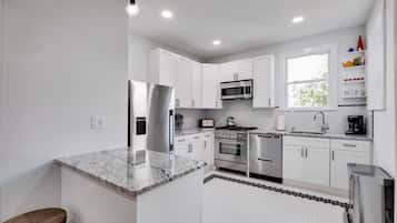 Een koelkast, een magnetron, een oven, een kookplaat