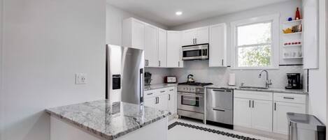 Réfrigérateur, micro-ondes, four, plaque de cuisson