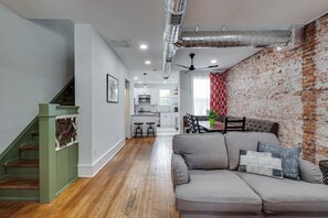 Smart-TV, Kamin, Videospiele, Bücher