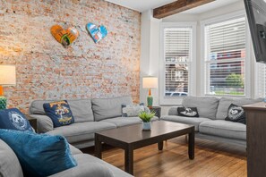 Smart TV, fireplace, video games, books - Orange Loop-walk to beach & bars. Beach block (Atlantic City)