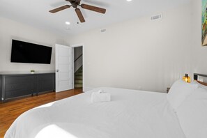 5 bedrooms, desk, iron/ironing board, travel crib - Orange Loop-walk to beach & bars. Beach block (Atlantic City)