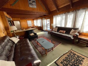 TV, fireplace - Classic Chalet w/Hot tub + king beds, Mtn 5 mins (Killington)