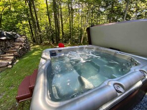Outdoor spa tub - Classic Chalet w/Hot tub + king beds, Mtn 5 mins (Killington)