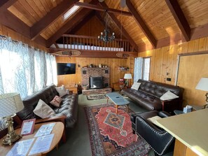 TV, fireplace - Classic Chalet w/Hot tub + king beds, Mtn 5 mins (Killington)