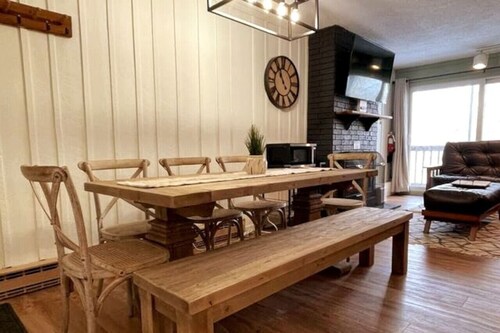 Ski home trail, condo 3 mins to mountain/lifts