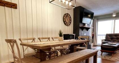 Ski home trail, condo 3 mins to mountain/lifts