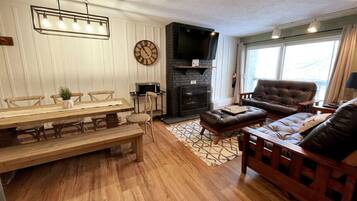 TV, fireplace