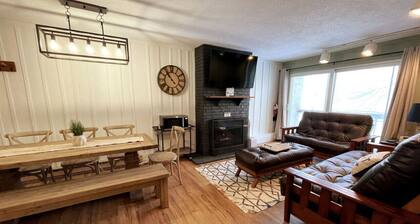 Ski home trail, condo 3 mins to mountain/lifts