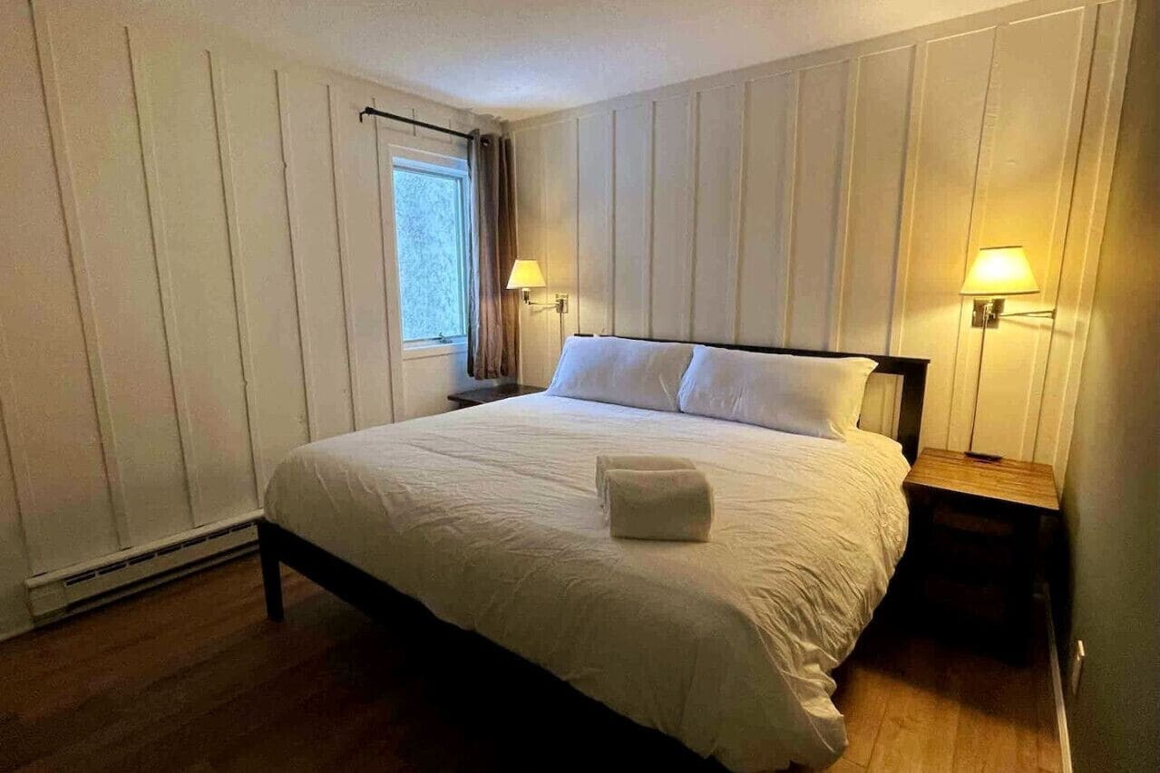 3 bedrooms, desk, iron/ironing board, travel crib