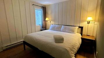 3 bedrooms, desk, iron/ironing board, travel crib