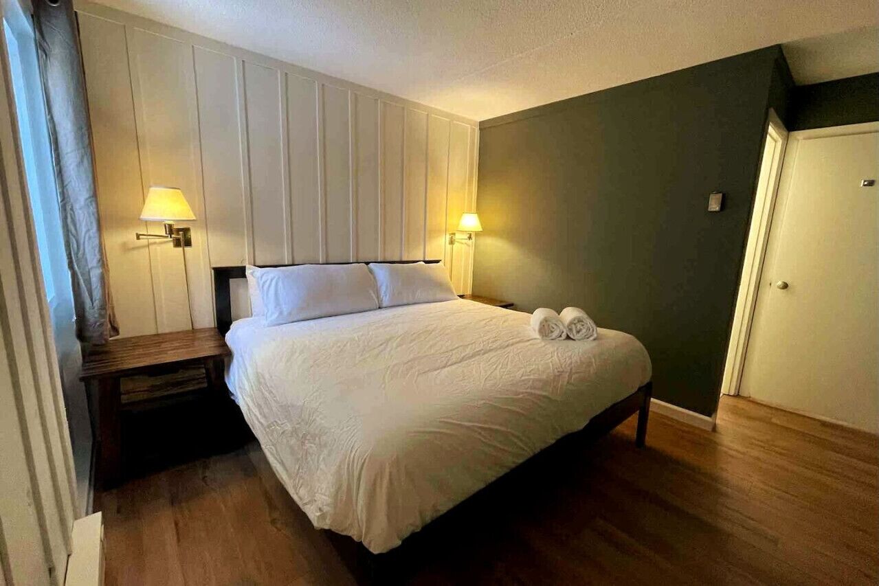 3 bedrooms, desk, iron/ironing board, travel crib