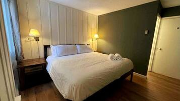 3 bedrooms, desk, iron/ironing board, travel crib