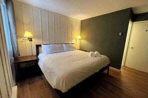 3 slaapkamers, een bureau, een strijkplank/strijkijzer, reisbedje