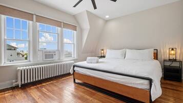 6 Schlafzimmer, Schreibtisch, Bügeleisen/Bügelbrett, Reisekinderbett